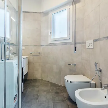 Luminoso Con Terrazzo Vicino All'universita' 费拉拉