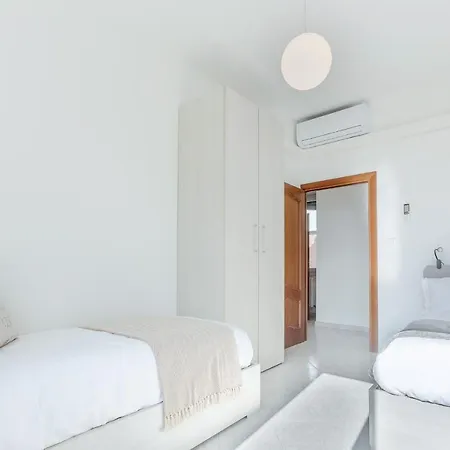 Guesthost - Luminoso Con Terrazzo Vicino All'universita' *