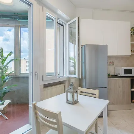 Guesthost - Luminoso Con Terrazzo Vicino All'universita' Apartmán Ferrara