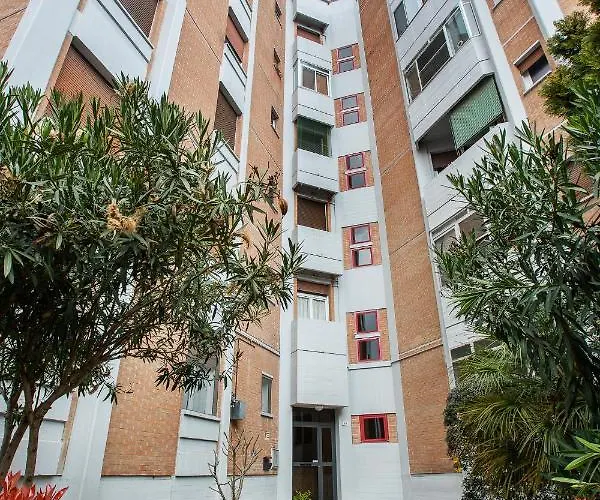 Guesthost - Luminoso Con Terrazzo Vicino All'universita' فيرّارا