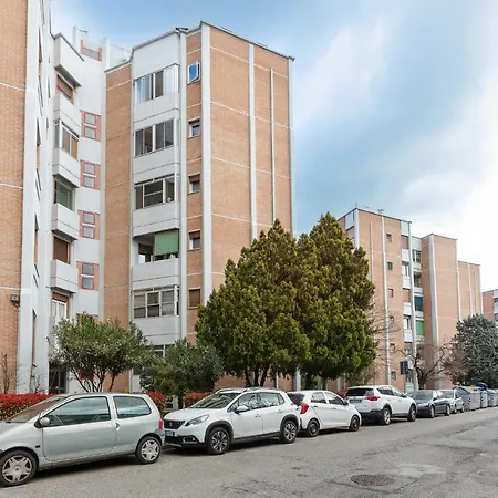 Luminoso Con Terrazzo Vicino All'universita' 페라라