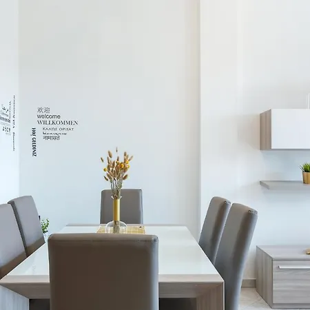 Guesthost - Luminoso Con Terrazzo Vicino All'universita' *